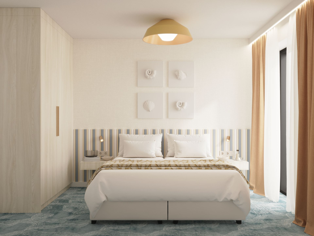 Nowoczesna sypialnia apartamentu Linea Mare Kołobrzeg z dużym łóżkiem, jasną pościelą, dekoracjami ściennymi i zasłonami przy oknie balkonowym.