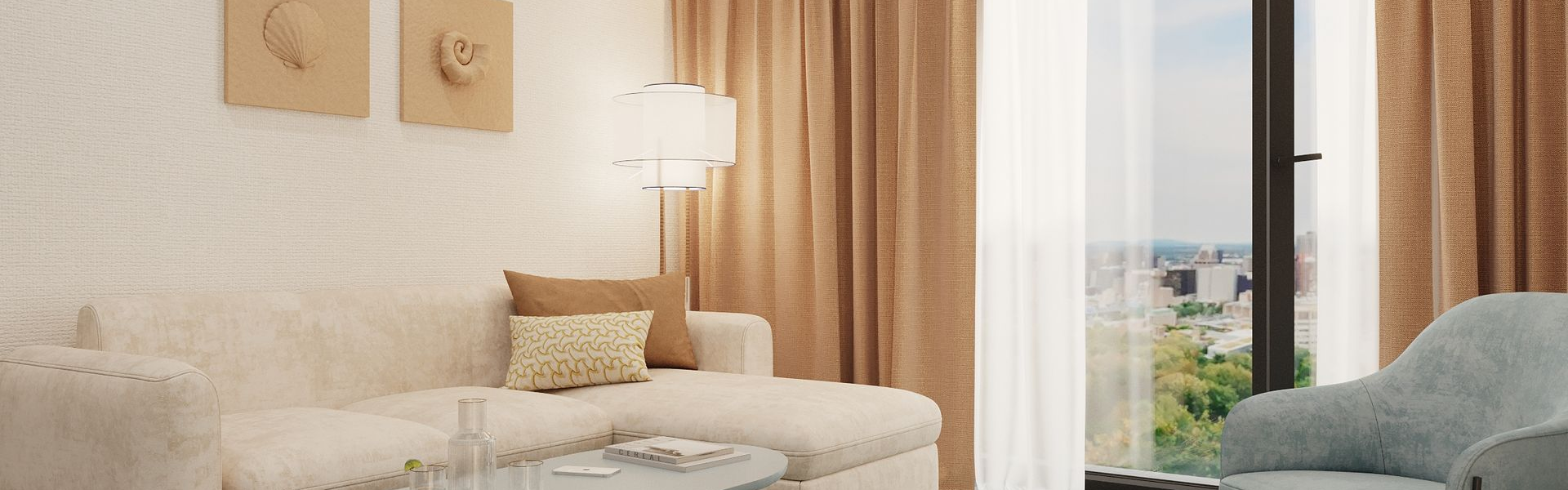 Nowoczesny salon w apartamencie Linea Mare w Kołobrzegu z jasną sofą, fotelem, stolikiem kawowym i dużym oknem z widokiem na miasto.