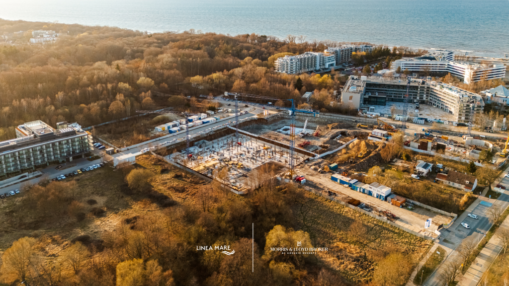 Postęp prac na budowie Linea Mare w Kołobrzegu – widok z lotu ptaka na fundamenty inwestycji nad morzem