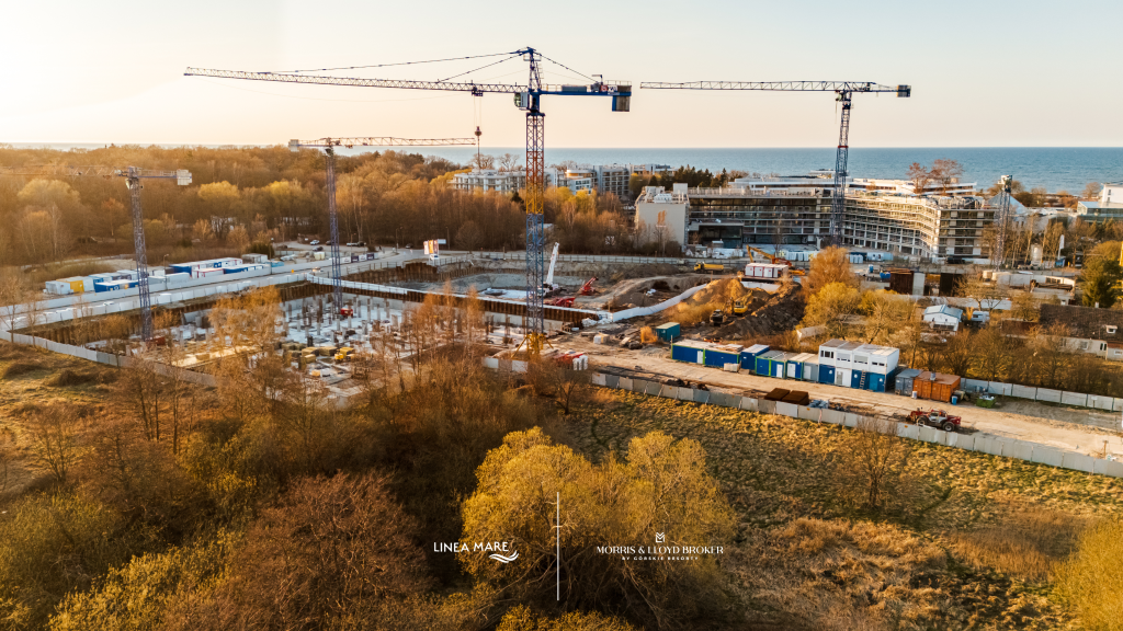 Budowa Linea Mare w Kołobrzegu w kwietniu 2026 – widok na żurawie budowlane, fundamenty i teren inwestycji nad morzem