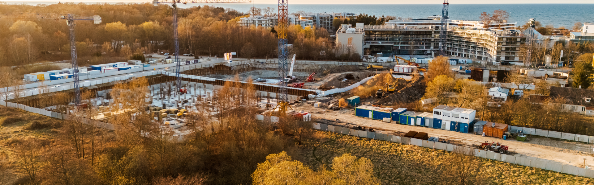 Budowa Linea Mare w Kołobrzegu w kwietniu 2026 – widok na żurawie budowlane, fundamenty i teren inwestycji nad morzem