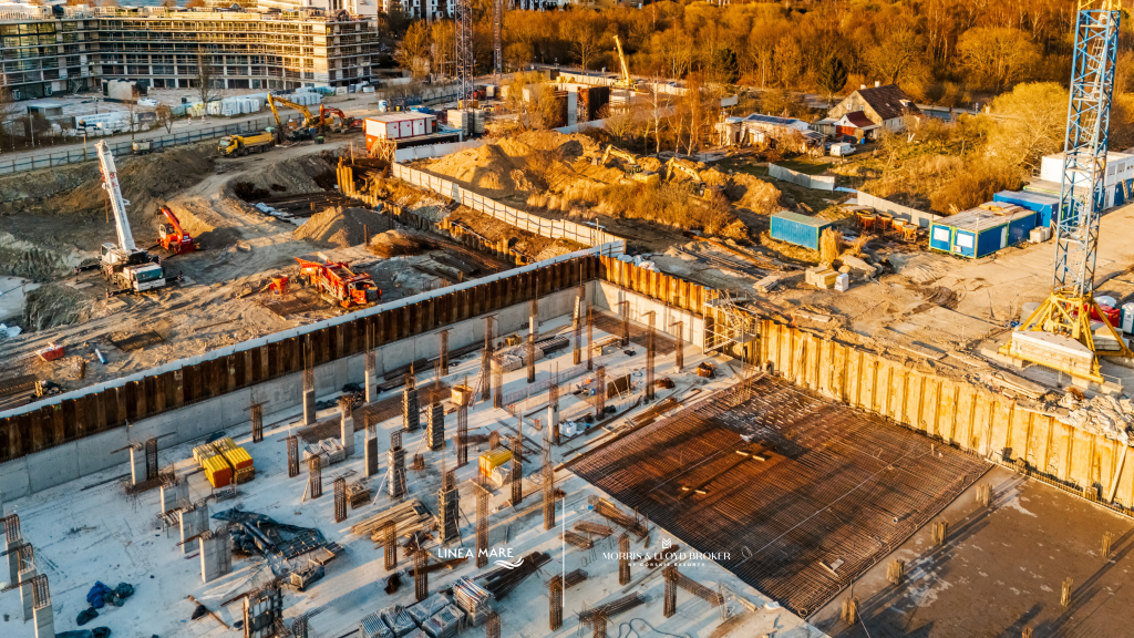 Budowa Linea Mare w Kołobrzegu w kwietniu 2026 – zbliżenie na prace fundamentowe, zbrojenia i konstrukcję inwestycji