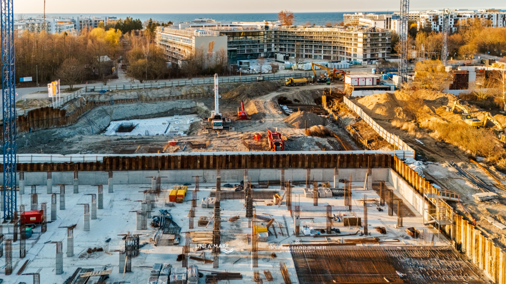 Budowa Linea Mare w Kołobrzegu w kwietniu 2026 – widok na fundamenty, zbrojenia i prace ziemne na terenie inwestycji