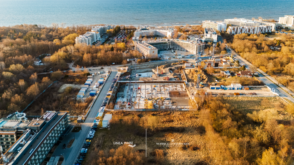 Budowa Linea Mare w Kołobrzegu w kwietniu 2026 – widok z góry na postęp prac fundamentowych i teren inwestycji nad morzem