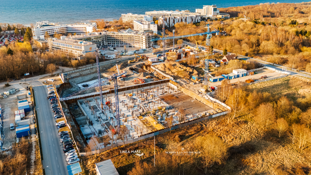 Budowa Linea Mare w Kołobrzegu w kwietniu 2026 – widok z góry na fundamenty, żurawie i teren inwestycji nad morzem