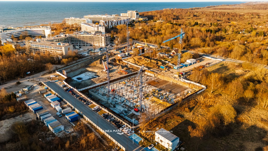 Budowa Linea Mare w Kołobrzegu w kwietniu 2026 – widok z lotu ptaka na fundamenty, żurawie i teren inwestycji nad Bałtykiem