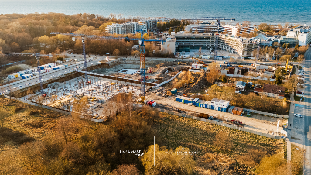 Budowa Linea Mare w Kołobrzegu w kwietniu 2026 – widok z lotu ptaka na fundamenty, żurawie i teren inwestycji nad Bałtykiem