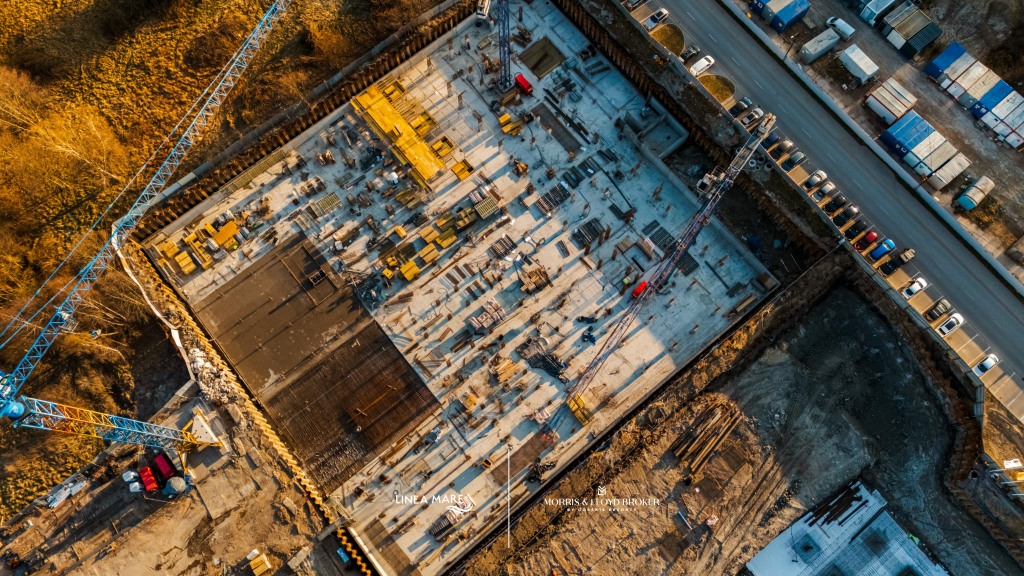 Budowa Linea Mare w Kołobrzegu w kwietniu 2026 – widok z góry na płytę fundamentową i prace konstrukcyjne