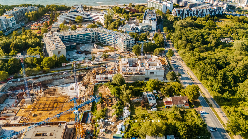 Budowa Linea Mare Kołobrzeg z lotu ptaka – widoczny postęp prac przy realizacji apartamentów inwestycyjnych, 15 lipca 2026 roku.