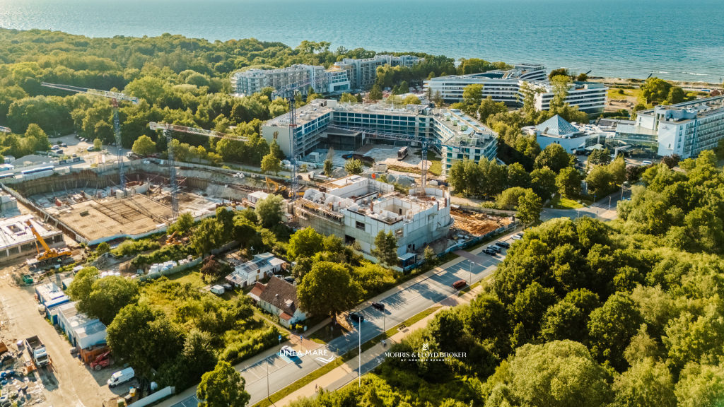 Budowa Linea Mare Kołobrzeg – postęp prac na terenie inwestycji z lotu ptaka, stan na 15 lipca 2026 roku.