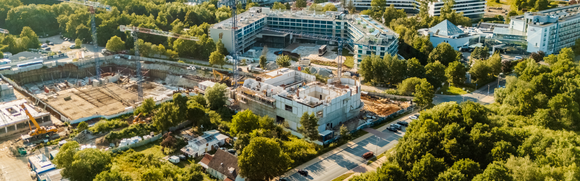Budowa Linea Mare Kołobrzeg – postęp prac na terenie inwestycji z lotu ptaka, stan na 15 lipca 2026 roku.