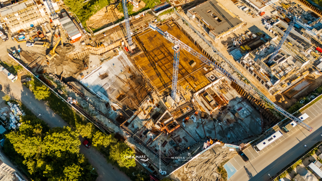 Widok z drona na płytę fundamentową oraz prowadzone prace konstrukcyjne inwestycji Linea Mare Kołobrzeg – 15 lipca 2026 roku.