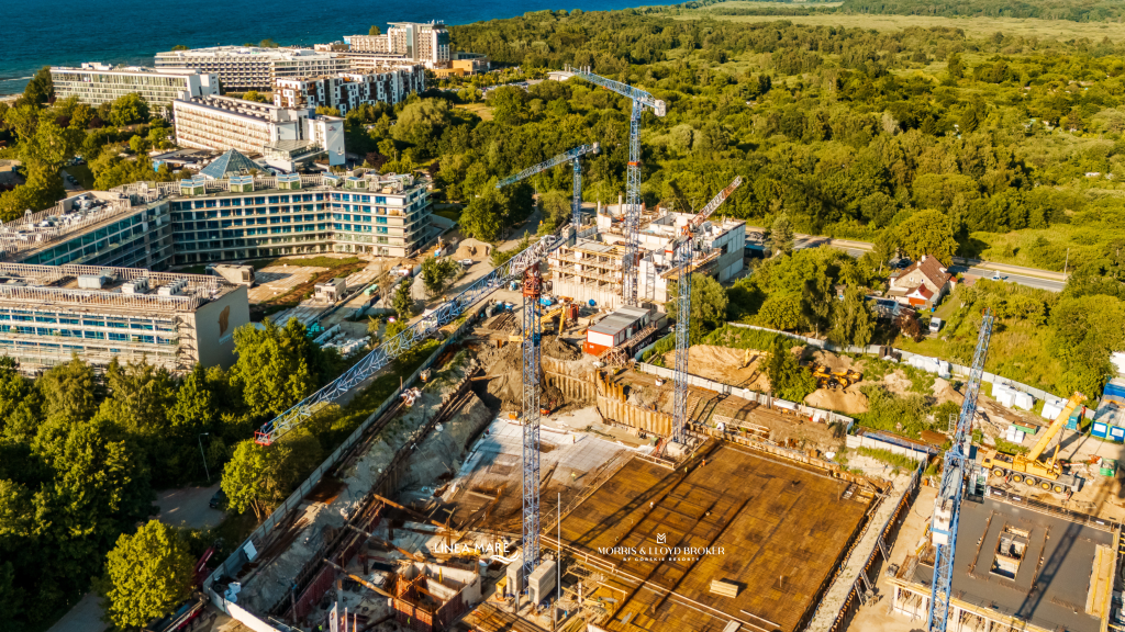 Budowa Linea Mare Kołobrzeg – widok z drona na postęp prac przy realizacji kompleksu apartamentów inwestycyjnych, 15 lipca 2026 roku.