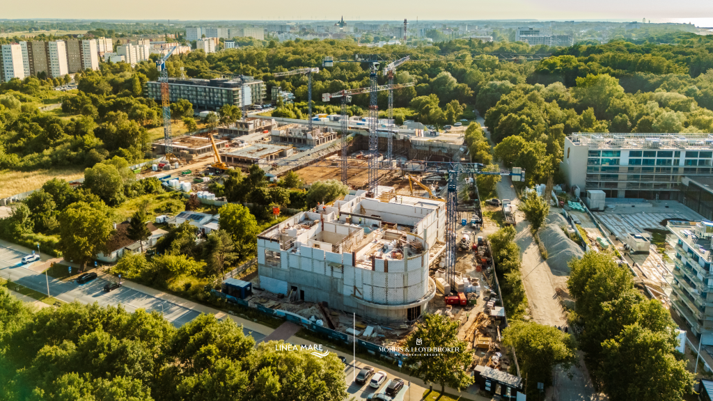 Panorama budowy Linea Mare Kołobrzeg z budynkiem Querion na pierwszym planie – stan prac na 15 lipca 2026 roku.