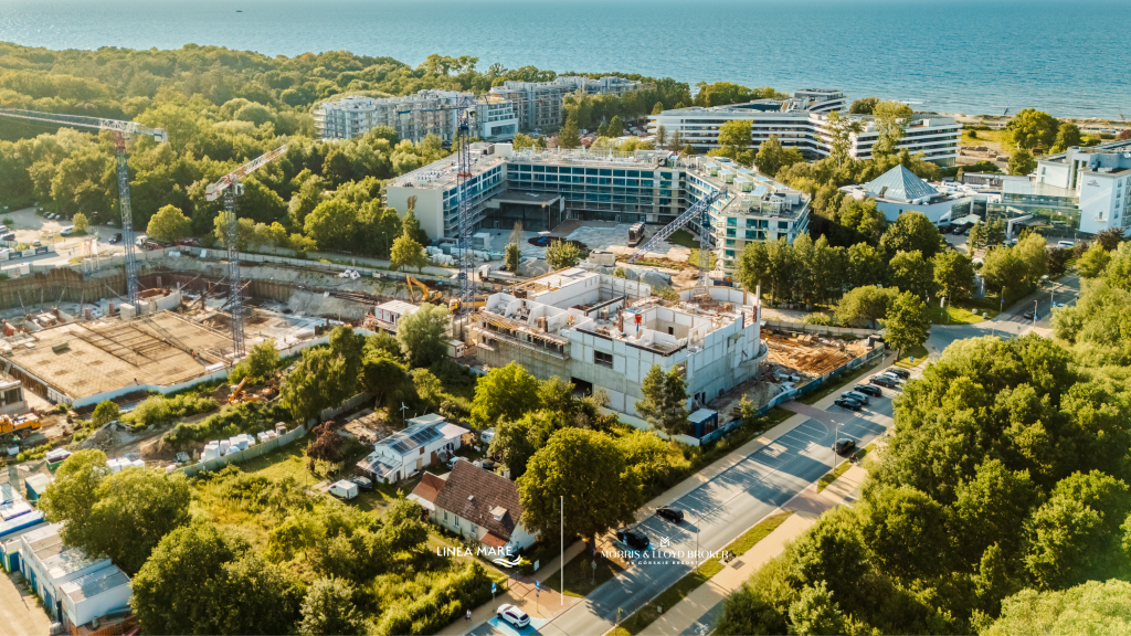 Budowa Linea Mare Kołobrzeg z widokiem na Morze Bałtyckie – postęp prac na 15 lipca 2026 roku.